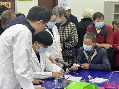 漢濱區(qū)新城社區(qū)衛(wèi)生服務中心開展重點人群健康體檢暨健康咨詢服務